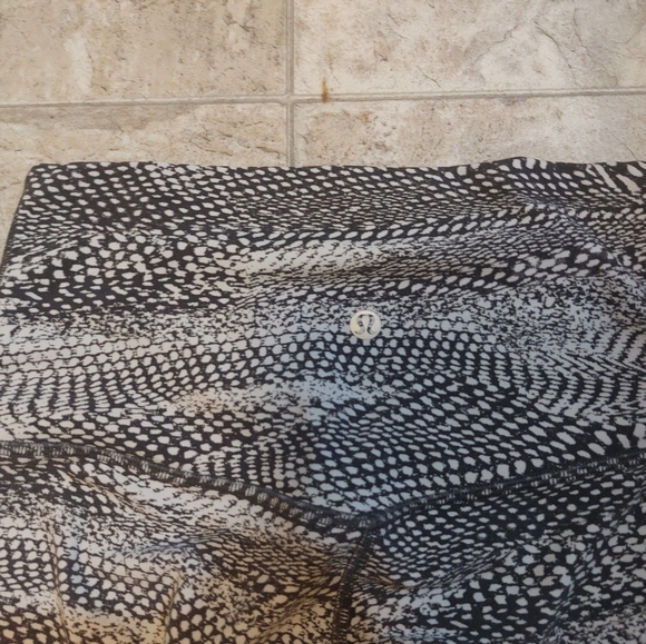 VEUC Lululemon Align Crops - Picture 2 of 3